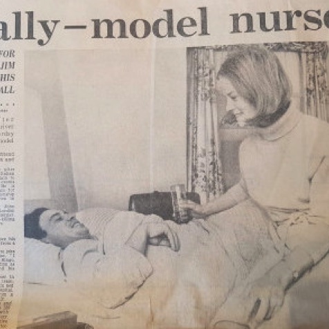 Sally Stockes la fiancé de Jim joue les nurse lors de son séjour à l'hôpital après la bataille de boules de neige à Cortina d'Ampezzo...